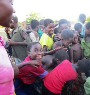 Freudenausbruch nach Brunnenfertigstellung in Mtole, Malawi, jetzt auf YouTube Freudenausbruch nach Brunnenfertigstellung in Mtole, Malawi, jetzt auf YouTube
